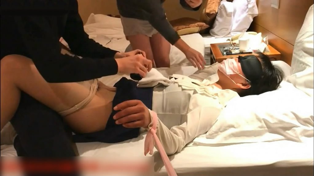 图片[2]-[MP4/779MB]某网红与粉丝见面吃饭被灌醉带到酒店开房绑起轮流干-老宋小屋