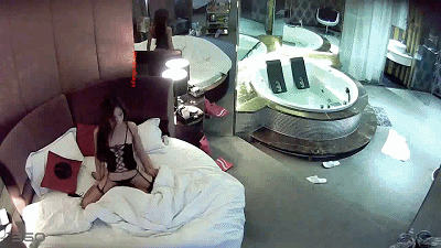 校花级性感大学美女被男友约到酒店后被迫穿上性感情趣服啪啪床上干完在浴缸里又口爆再到床上干搞了3次!-老宋小屋