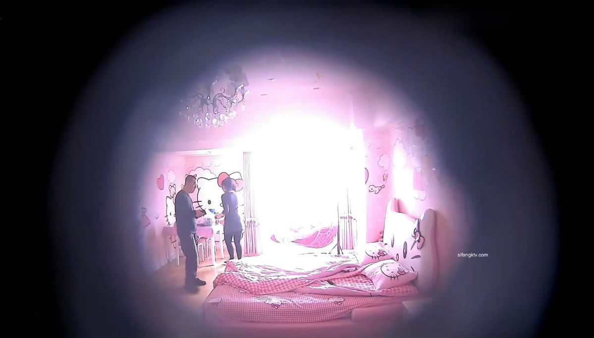 图片[1]-稀缺粉色哈喽Kitty主题酒店偷拍劳改犯模样大哥和女炮友白天开房激情用手机探测摄像头-老宋小屋