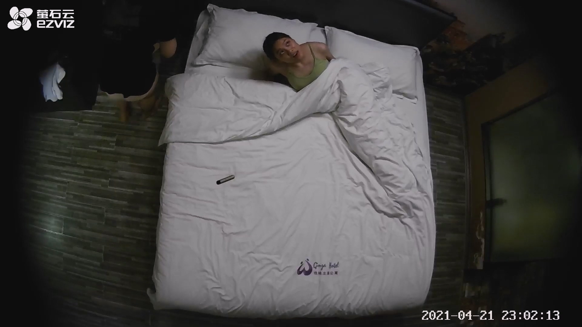 图片[1]-4.22萤石云酒店偷拍 学生情侣开房，妹子活泼开朗主动求操，看出来感情很好-老宋小屋