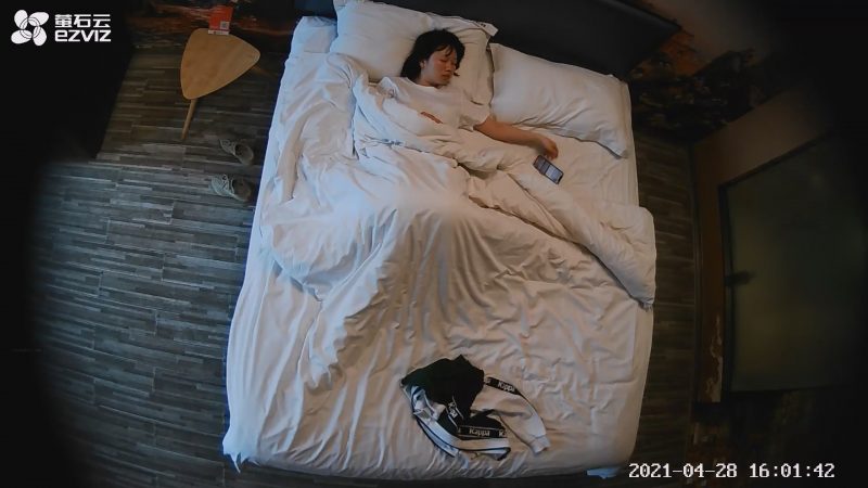 4.28萤石云酒店偷拍 戴眼镜短发美女酒店等男友很久，见面激情舌吻，女上位主动骑乘，无套操的很满足-老宋小屋