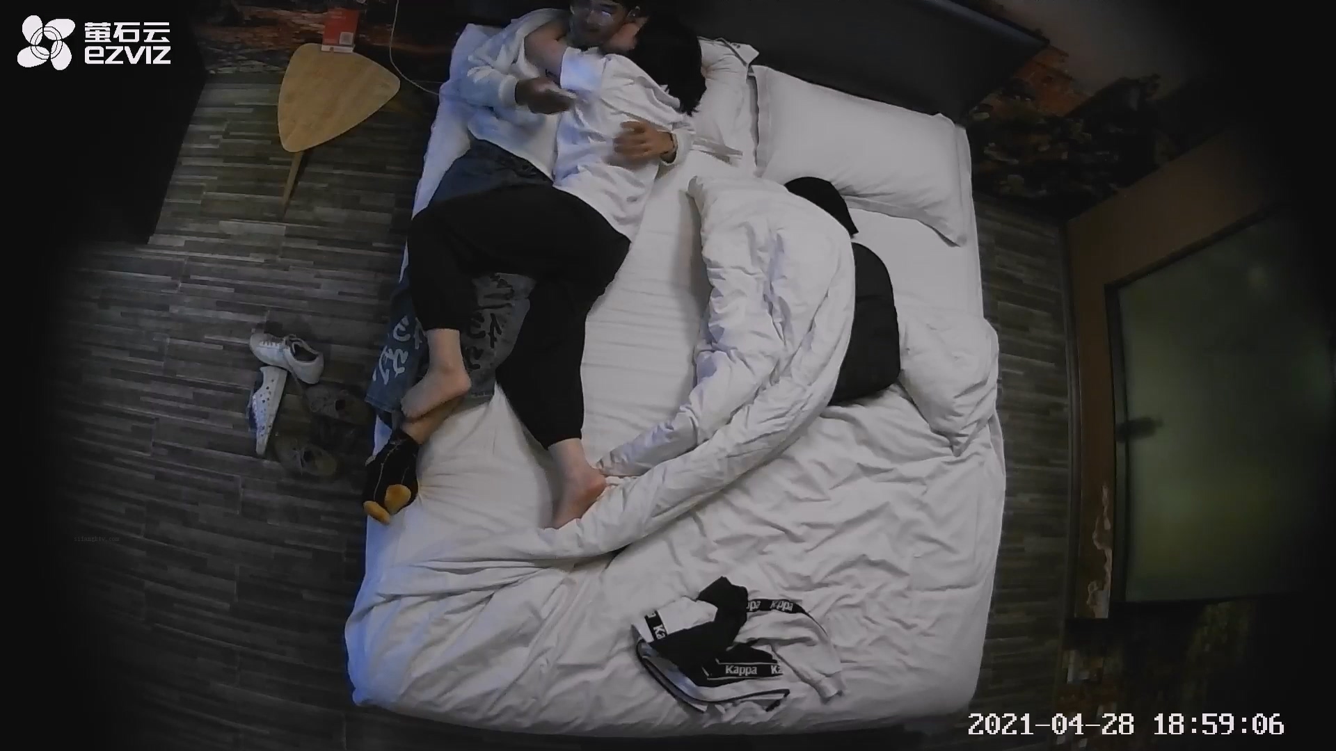 图片[2]-4.28萤石云酒店偷拍 戴眼镜短发美女酒店等男友很久，见面激情舌吻，女上位主动骑乘，无套操的很满足-老宋小屋