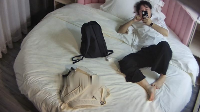 新片速递酒店偷拍❤️情趣圆床两个中午带着书包来开房的年轻情侣吃个快餐发泄各自性欲妹子颜值还可以-老宋小屋