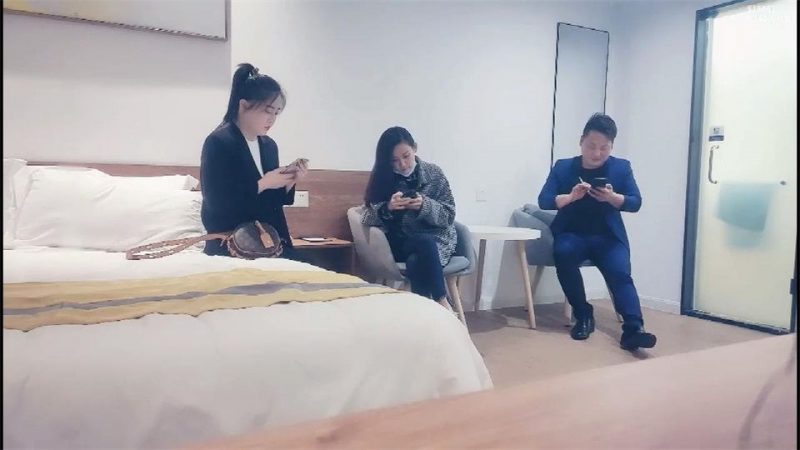 约两个少妇御姐到酒店双飞做爱，一个丰腴肉感一个苗条精致，互相添吸爱抚 这滋味销魂顶不住太爽了-老宋小屋