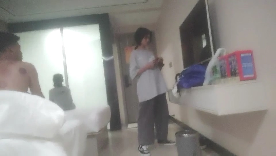 图片[5]-9-29小老头探花和朋友约两个清纯小妹到酒店4P，一起操逼比赛-老宋小屋