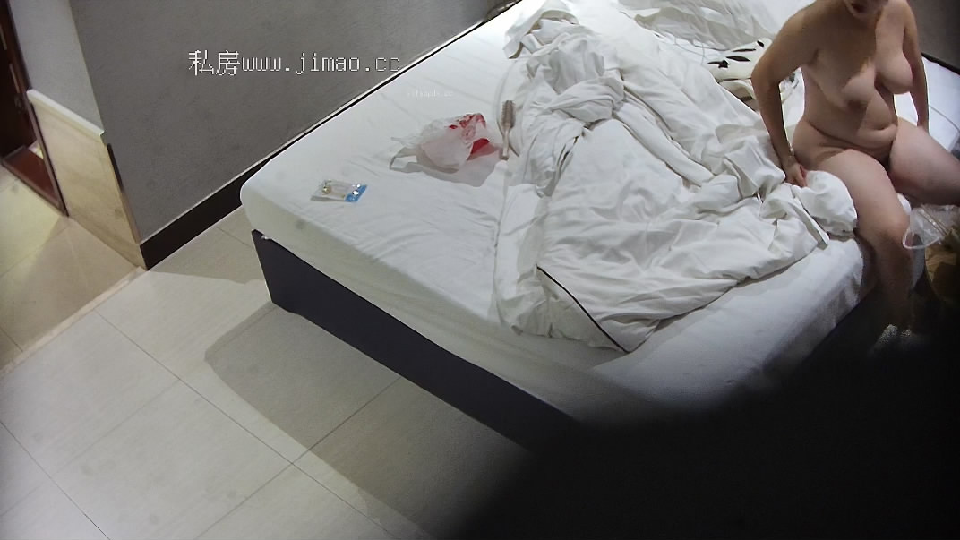 图片[4]-酒店偷拍❤️两对男女开房小哥灌醉巨乳女友扒光居然不敢操 战斗力很强的光斗大爷扑倒少妇一顿猛操-老宋小屋