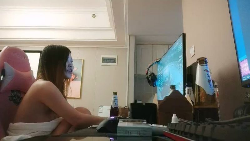 8-25探花小米电竞酒店约啪爱玩游戏的妹妹，电动玩具玩逼，说插的好深啊-老宋小屋