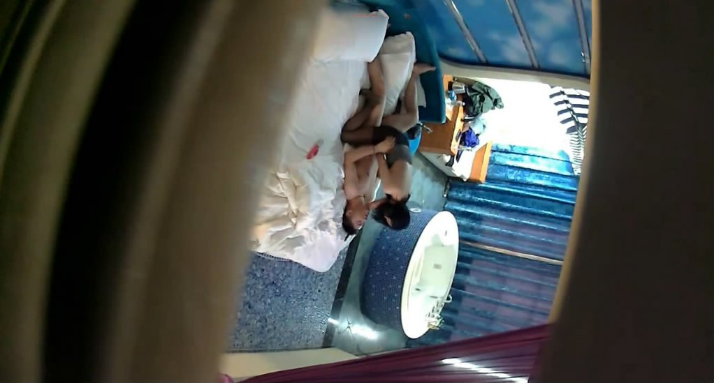 图片[6]-精品酒店新台浴缸房高大壮小伙和丝袜女友开房未能满足还要用工具自慰才能高潮-老宋小屋