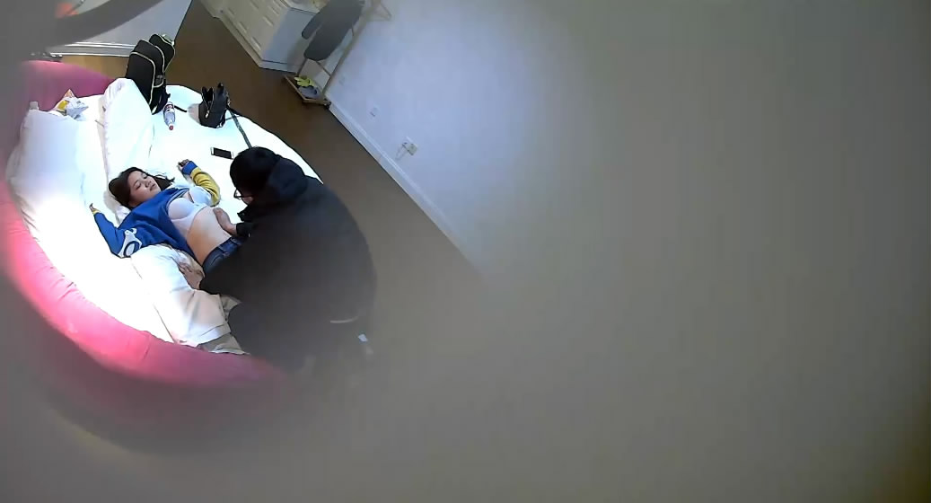 图片[2]-周末高校旁精致酒店大学生情侣开房激情造爱眼镜男艳福不浅女友清纯漂亮奶大肤白热情似火姿势多一晚打了好几炮-老宋小屋