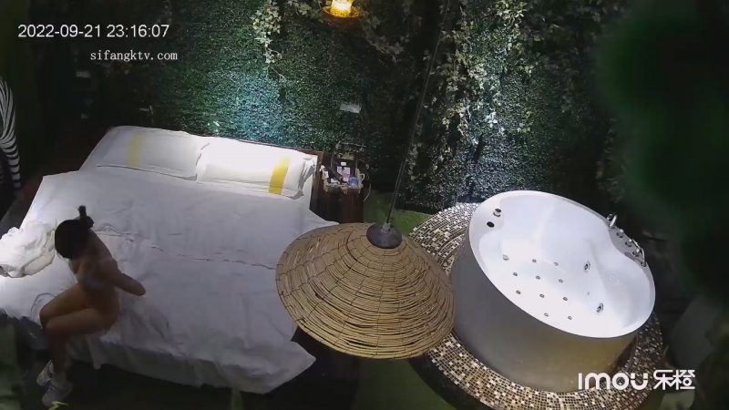 9月流出情趣酒店按摩浴缸房偷拍带着宠物猫开房的年轻情侣-老宋小屋