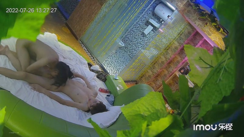 2022-07-26乐橙酒店偷拍 大学生情侣开房啪啪，俊男靓女欢乐多，女友口活认真，大鸡吧硬了主动骑上去-老宋小屋