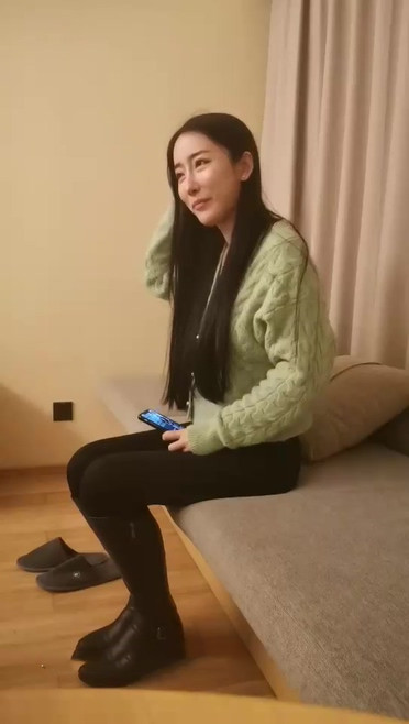 眼镜男约高颜值小美女酒店啪啪，插嘴口交扣逼摸奶猛操呻吟娇喘非常诱人-老宋小屋