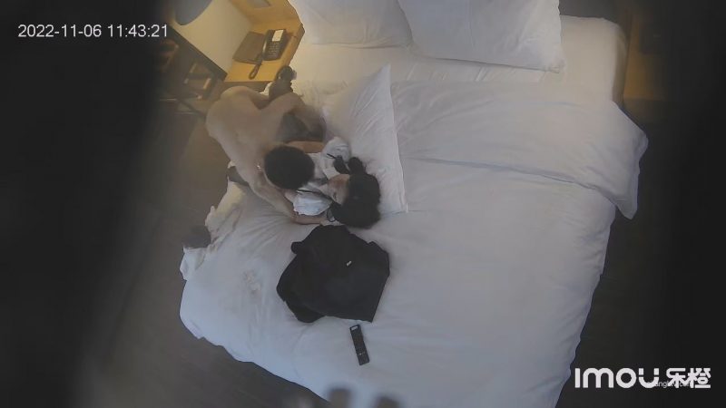 最新流出乐橙酒店偷拍富二代小哥约炮空姐制服开档黑丝美女各种体位做爱-老宋小屋