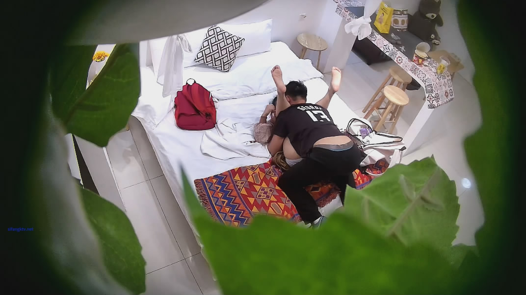 图片[1]-安防酒店高清绿叶房偷拍❤️年轻情侣假日约炮妹子换上情趣内衣被男友舔逼各种姿势操-老宋小屋