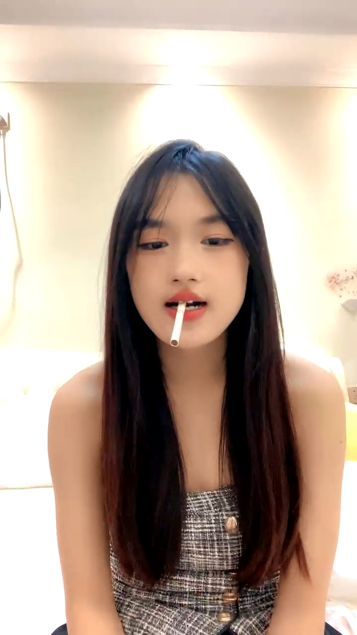 图片[1]-渣女小太妹跟小哥酒店开房啪啪，全程露脸被小哥压在身下暴力抽插，无套激情上位猛干，浪叫呻吟不断精彩刺激[MP4/486MB]-老宋小屋