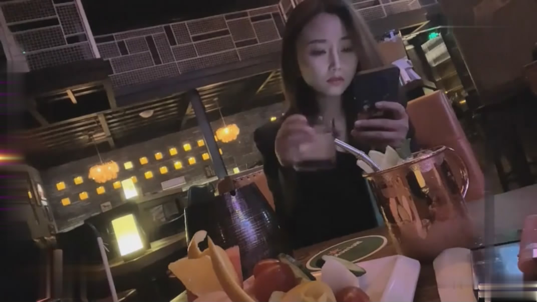 图片[1]-纹身渣男酒吧搭讪高冷御姐??带回酒店智斗一番成功灌醉弄上床谁知操到一般发酒疯-老宋小屋