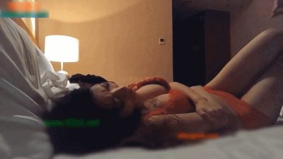 图片[2]-奶子上有纹身的超短裙性感同事参加公司年会后在KTV玩的太嗨喝多了被男同事带到酒店-老宋小屋