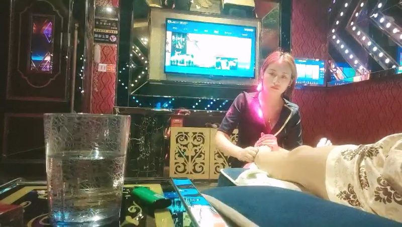 9-18山鸡优选勾搭足浴技师，苗条美女不抗忽悠到酒店无套内射-老宋小屋