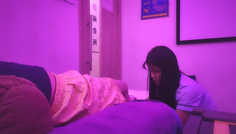 7-11小马寻花足疗店约啪年轻清纯小妹，到酒店啪啪，口活表情淫荡，享受操逼的快乐-老宋小屋