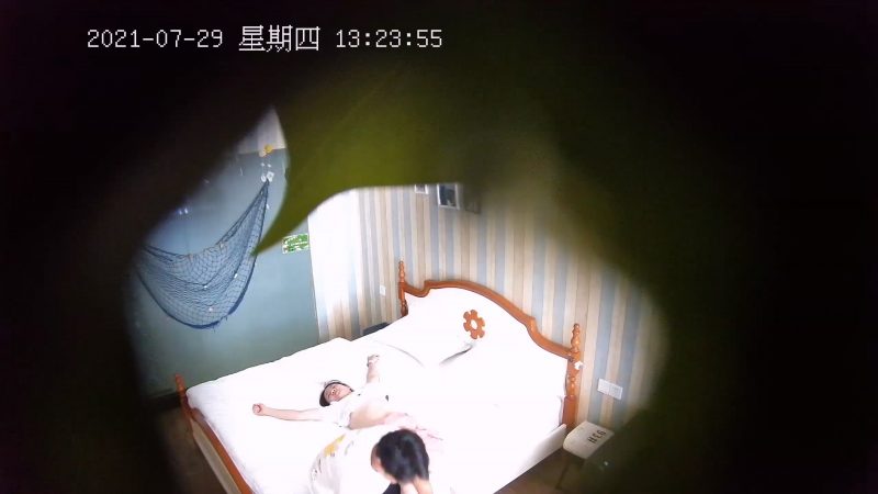 7-29酒店偷拍 清纯学生妹和男友开房，迫不及待脱光衣服开操，急不可耐-老宋小屋