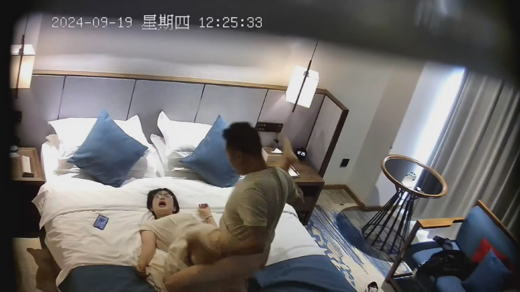 图片[2]-新流出安防酒店高清偷拍❤️精品反差婊眼镜文艺短发学妹偷情猛男大叔被打桩爆插啊啊尖叫-老宋小屋
