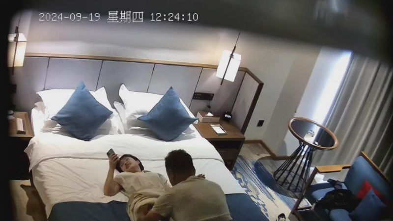 新流出安防酒店高清偷拍❤️精品反差婊眼镜文艺短发学妹偷情猛男大叔被打桩爆插啊啊尖叫-老宋小屋