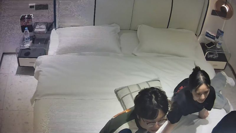 民宿酒店偷拍❤️国庆假期组团一块旅游的大学生情侣同学走后眼镜男和逼毛茂盛的女友激情啪啪-老宋小屋