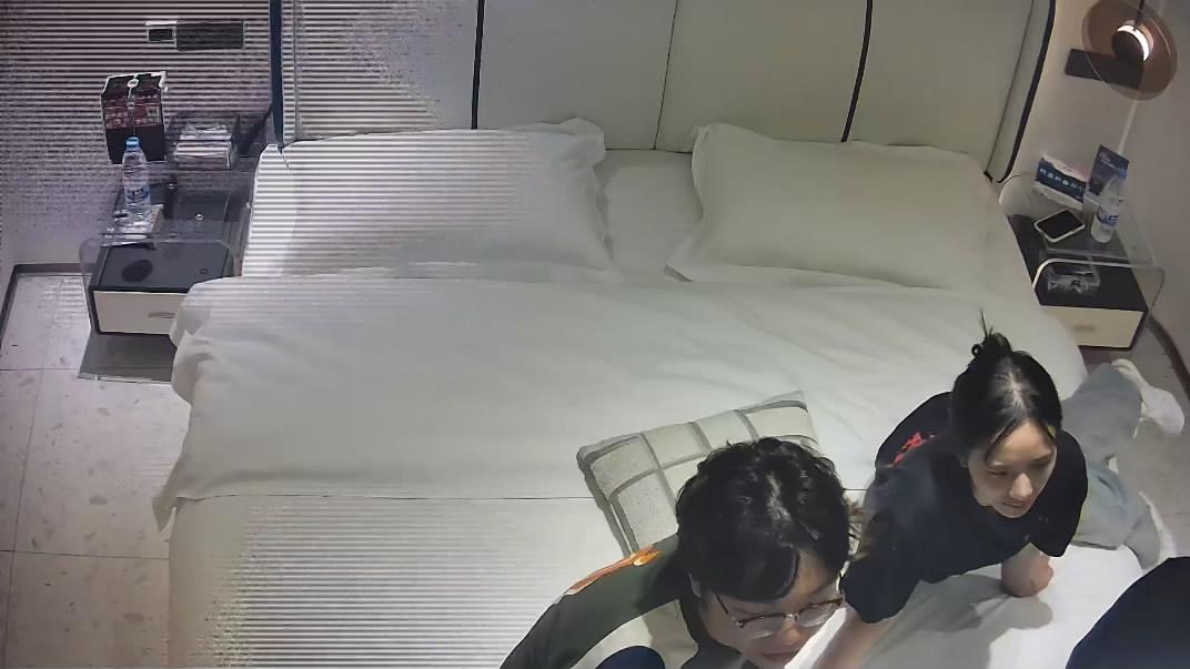 图片[1]-民宿酒店偷拍❤️国庆假期组团一块旅游的大学生情侣同学走后眼镜男和逼毛茂盛的女友激情啪啪-老宋小屋