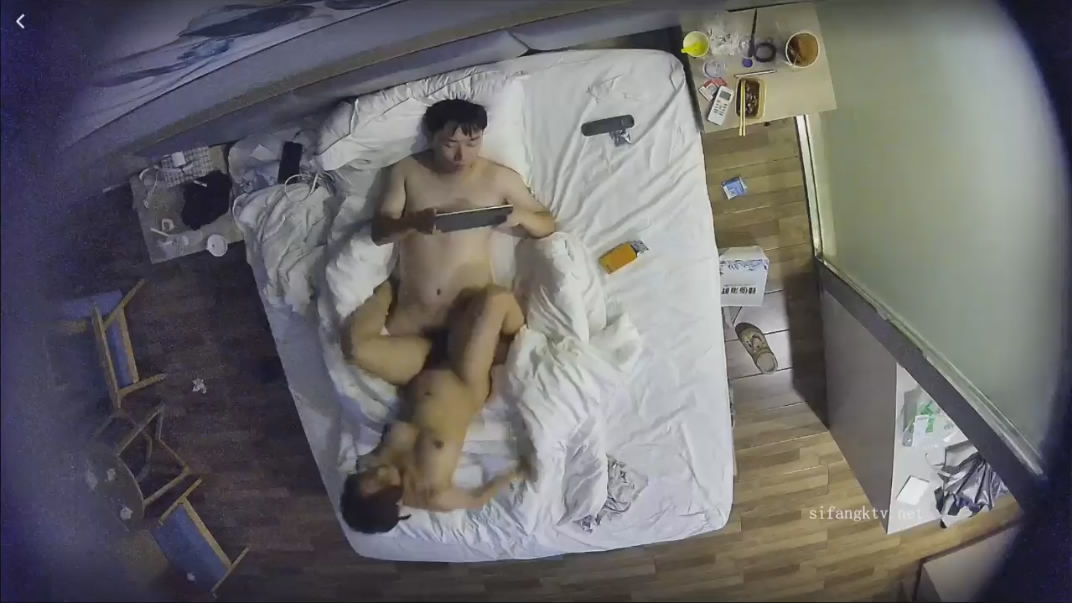 图片[6]-萤石云酒店摄像头偷拍❤️假期开房的白领情侣反差婊眼镜妹缠着玩电脑的男友啪啪-老宋小屋