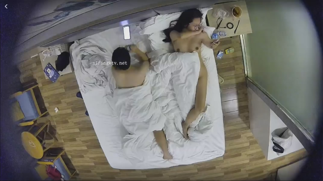 图片[1]-萤石云酒店摄像头偷拍❤️假期开房的白领情侣反差婊眼镜妹缠着玩电脑的男友啪啪-老宋小屋