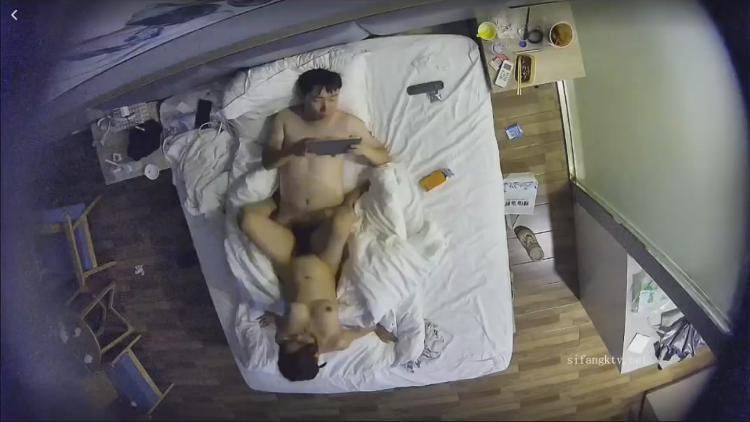 图片[7]-萤石云酒店摄像头偷拍❤️假期开房的白领情侣反差婊眼镜妹缠着玩电脑的男友啪啪-老宋小屋