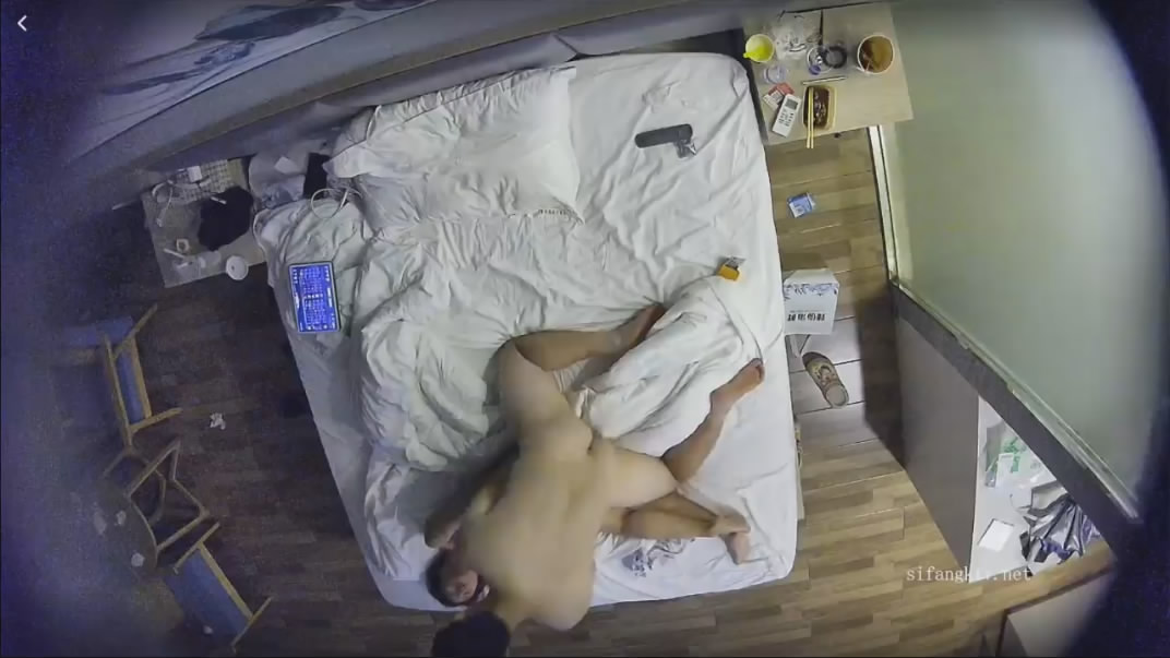 图片[9]-萤石云酒店摄像头偷拍❤️假期开房的白领情侣反差婊眼镜妹缠着玩电脑的男友啪啪-老宋小屋