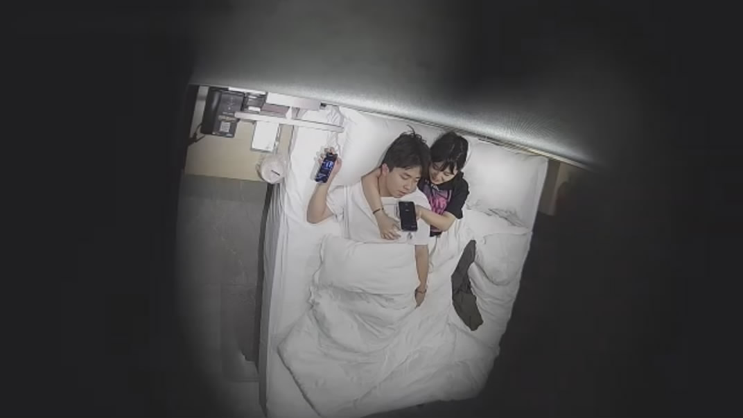 图片[1]-萤石云酒店摄像头偷拍❤️大学生情侣假期一块缠绵厮混玩游戏连续干了几次-老宋小屋