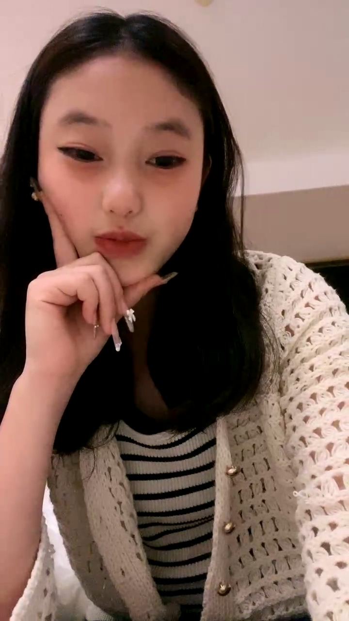 图片[1]-邻家妹妹型甜妹！酒店道具自慰！双跳蛋震穴，不够爽震动棒抽插，搞的小穴湿哒哒-老宋小屋