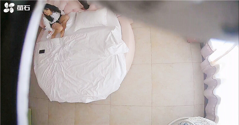 《萤石云破解》卷毛大叔情趣酒店约炮极品少妇❤️可惜鸡巴不顶用不到5分钟就软趴趴-老宋小屋