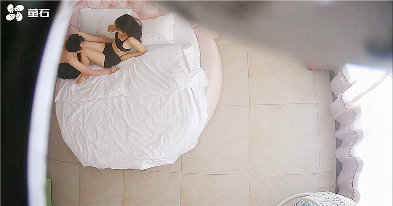 图片[3]-《萤石云破解》卷毛大叔情趣酒店约炮极品少妇❤️可惜鸡巴不顶用不到5分钟就软趴趴-老宋小屋