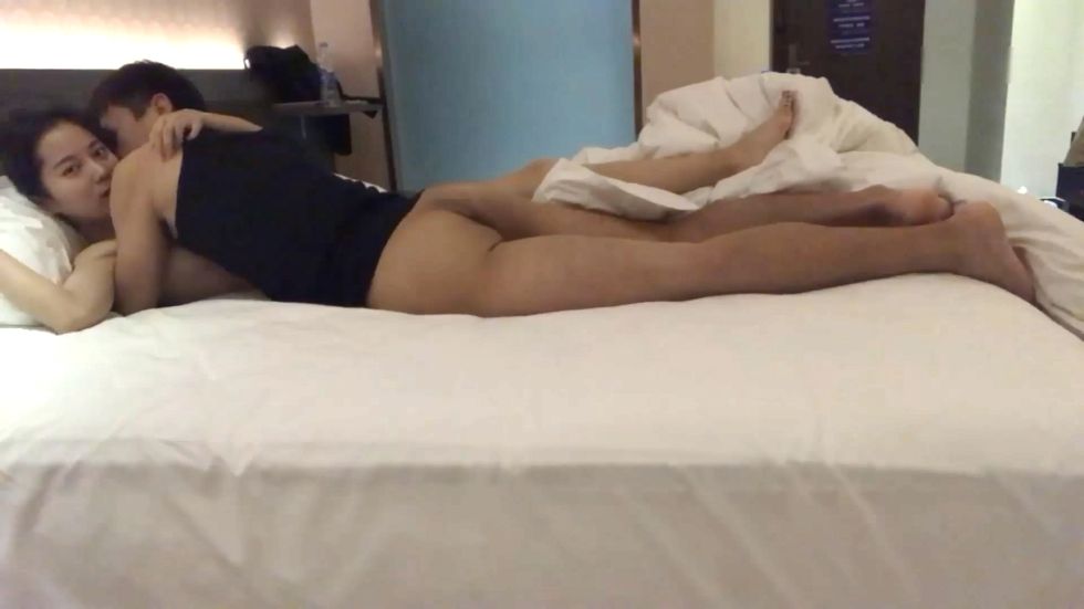 图片[1]-大学室友性感靓丽的漂亮女友假期男友回家后无聊约我一起K哥玩嘿后带到酒店顺利干了她抓住机会连肏了2次!-老宋小屋