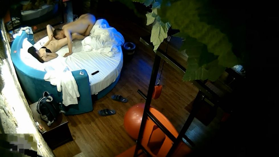 图片[2]-气质漂亮的美少妇和单位领导酒店偷情啪啪,在炮椅上后插式干完又在床上内射她-老宋小屋