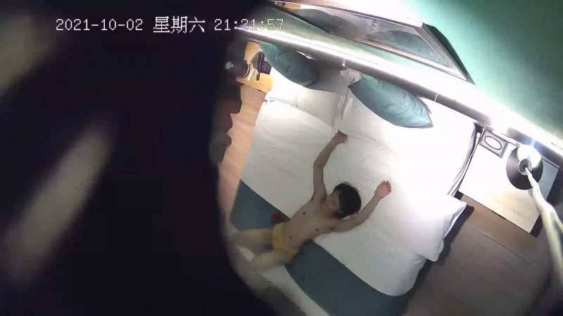 10-2经典酒店偷拍 学生情侣开房，平胸少女难逃男友大鸡巴的教训-老宋小屋