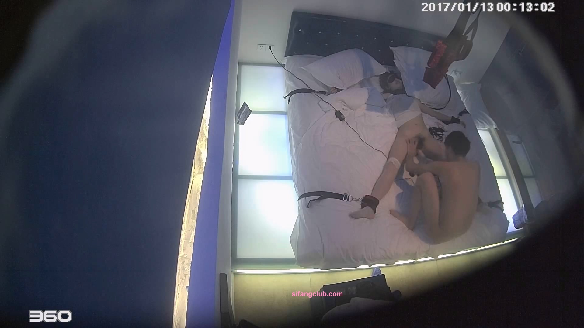 图片[3]-1-13经典酒店偷拍 白丝袜女友被男友用电动棒直插骚逼，然后吊起来操，玩的真过瘾-老宋小屋