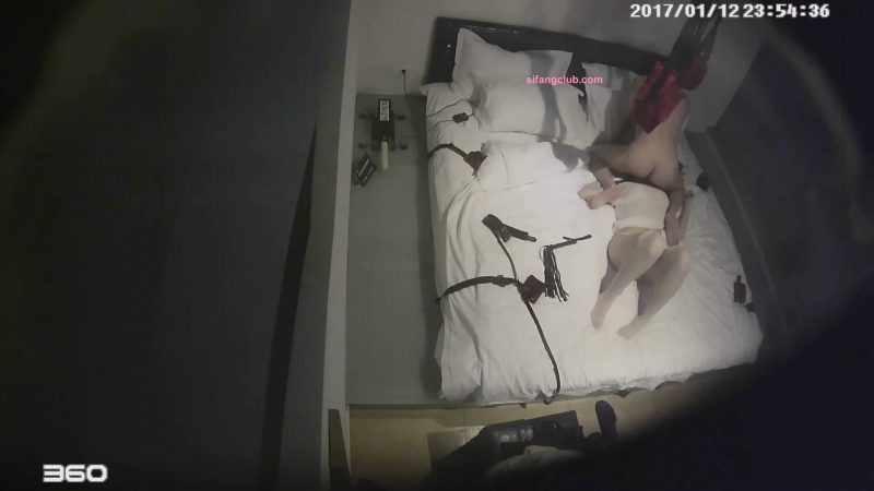 1-13经典酒店偷拍 白丝袜女友被男友用电动棒直插骚逼，然后吊起来操，玩的真过瘾-老宋小屋