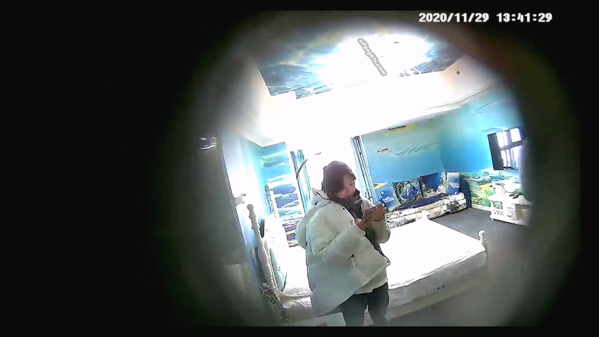 图片[1]-11-29经典酒店偷拍 情侣开房，美女主动吃鸡，啪啪20多分钟最后精子射到嘴里过程清晰可见-老宋小屋