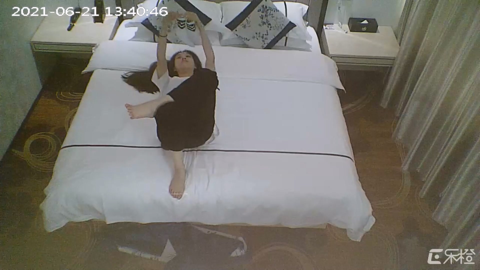 图片[1]-6-21经典酒店偷拍 极品身材网红脸花式操逼视野清晰-老宋小屋