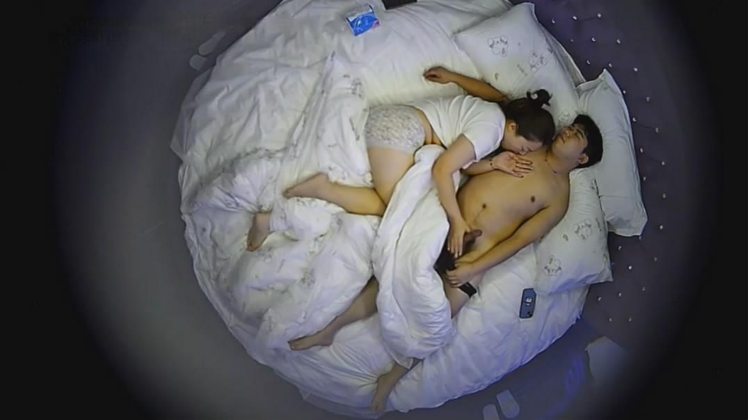 图片[3]-新流出酒店情趣圆床偷拍❤️少妇和单位小伙加班后开房过夜内射完还不满足玩一会鸡巴[MP4/285MB]-老宋小屋