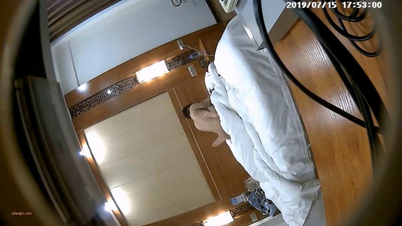 7-15经典酒店偷拍 情侣开房 娇小女友挨草两炮，男的挺持久-老宋小屋