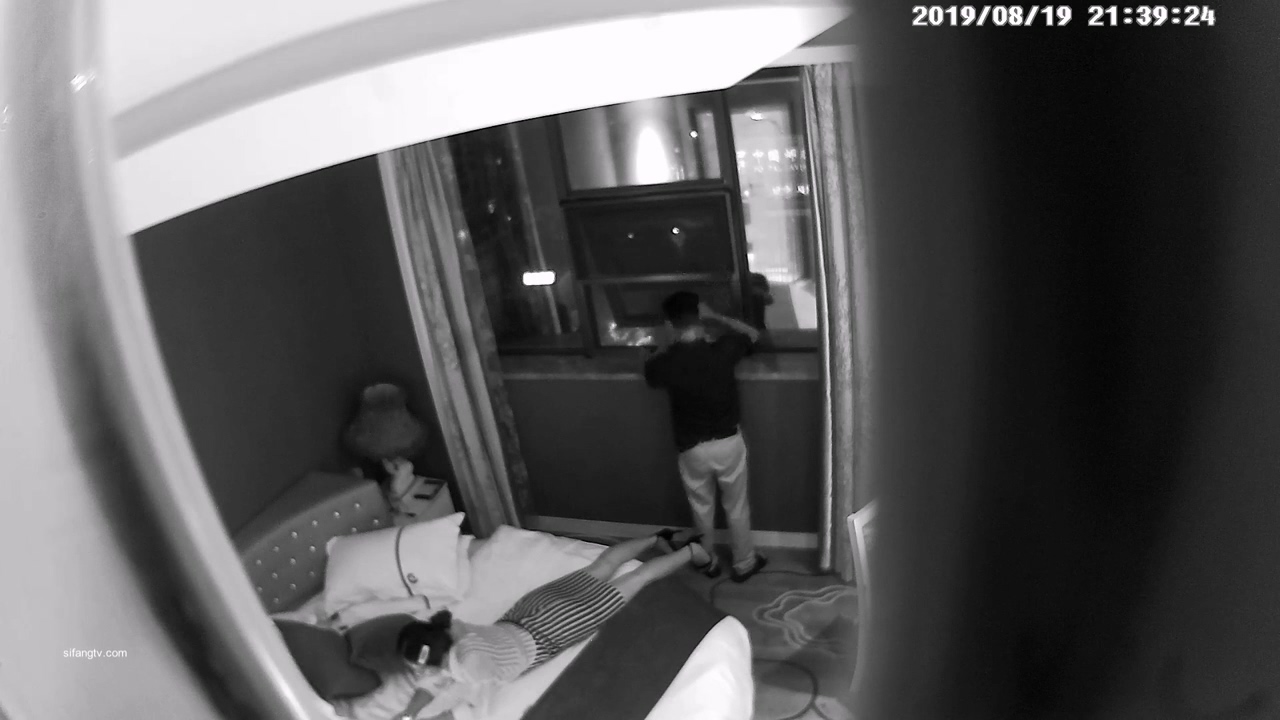 图片[1]-8-19经典酒店偷拍 骚货高个子女友后入暴草，换上情趣装继续挨屌-老宋小屋