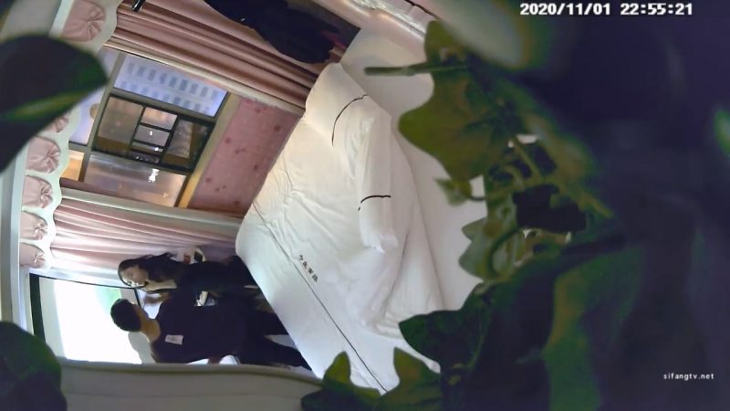 11-1经典酒店偷拍 热恋情侣开房，小伙舔功了得，舔的女友乖乖就范干一炮-老宋小屋