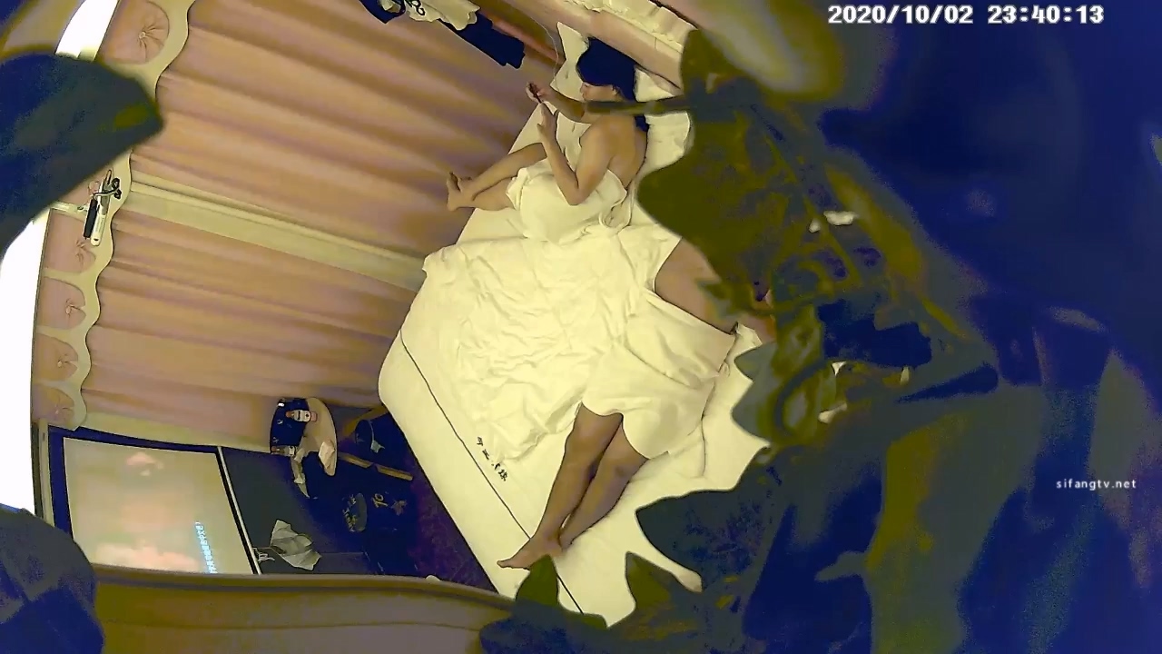 图片[2]-10-2经典酒店偷拍 情侣开房 风骚女友吃鸡巴上瘾 被男友内射精子流出用纸擦-老宋小屋