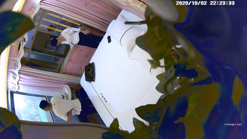 10-2经典酒店偷拍 情侣开房 风骚女友吃鸡巴上瘾 被男友内射精子流出用纸擦-老宋小屋