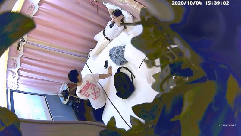 10-6经典酒店偷拍 大学生情侣国庆开房，娇羞女友啪啪不爱叫，胖小伙只会老汉推车-老宋小屋